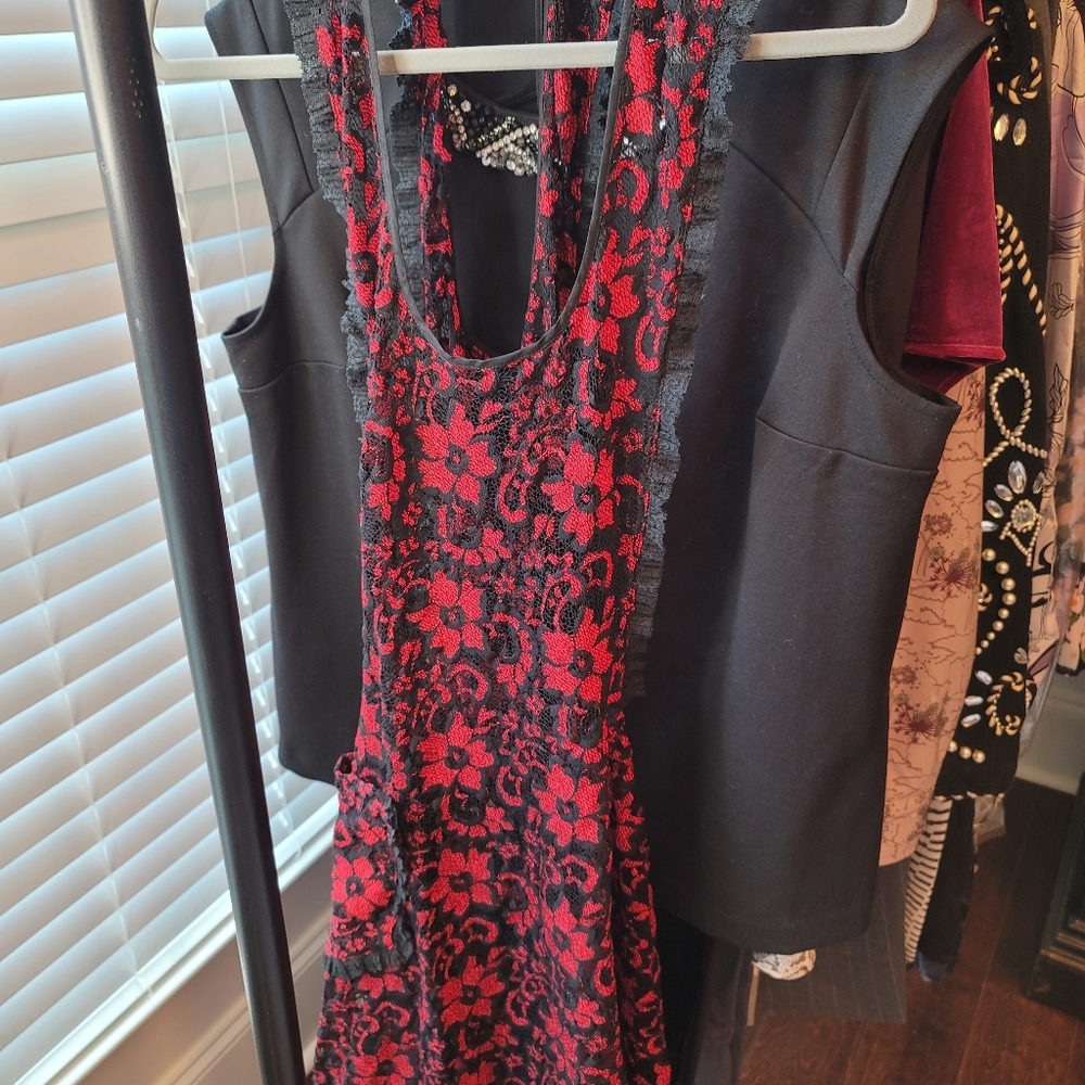 NWT Red Floral Lace Coverup/Apron Sz10 to 16 - Picture 4 of 7